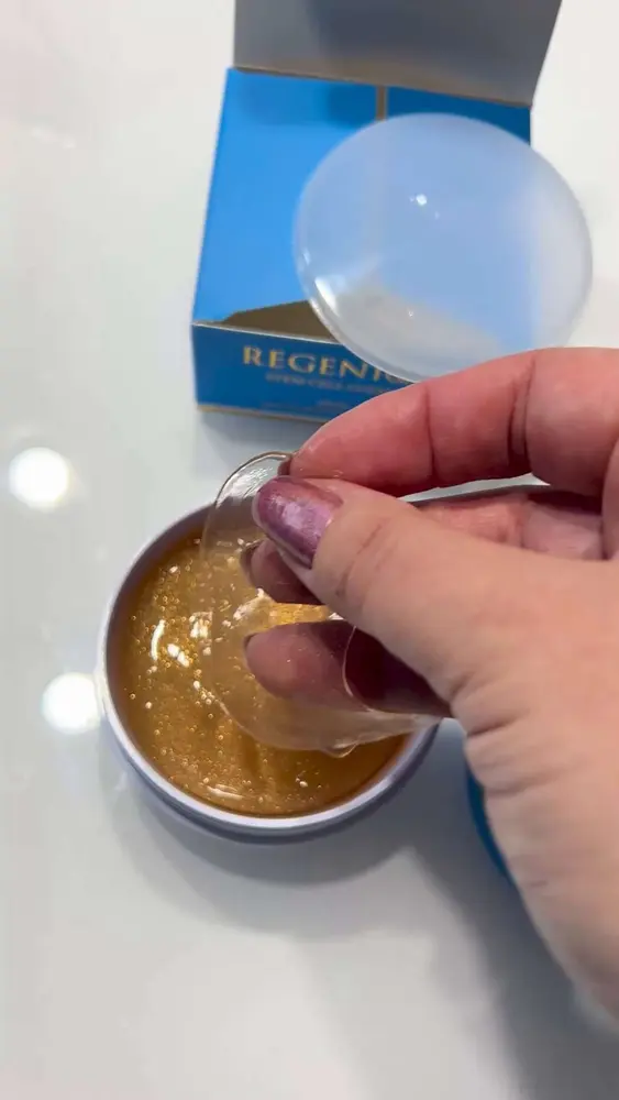 Покупательница достаёт гель-патч REGENIQUE® лопаточкой из баночки